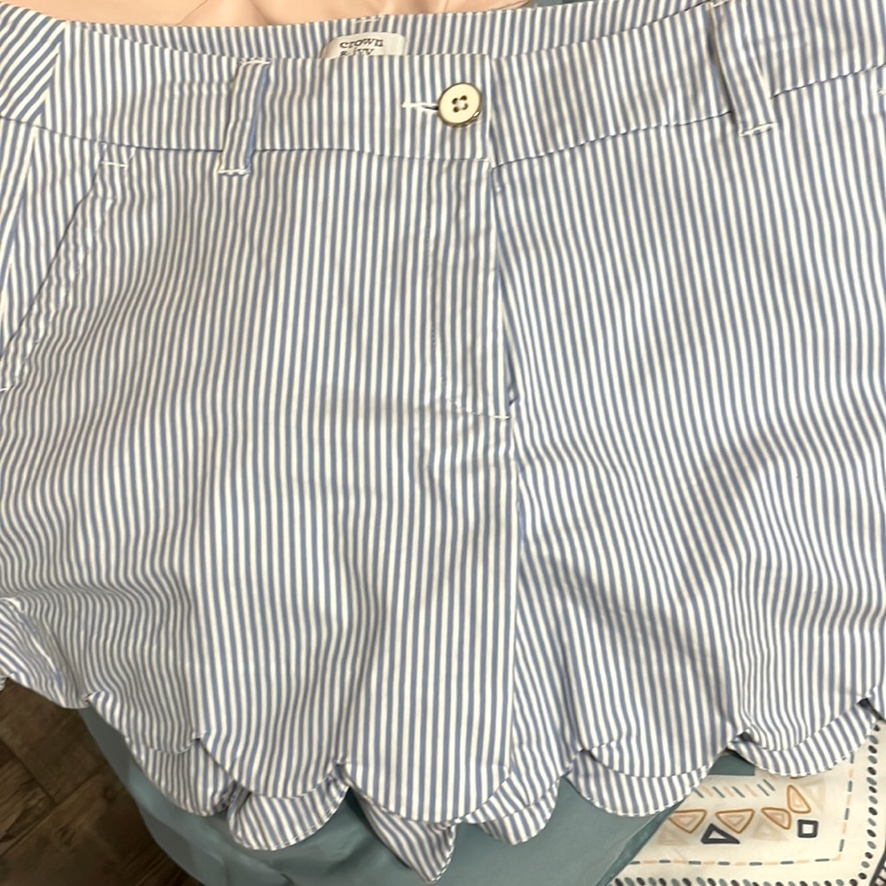 Crown & Ivy Blue Scallop Edge Shorts Size 8  Mid-Rise Cotton Spandex Sho…